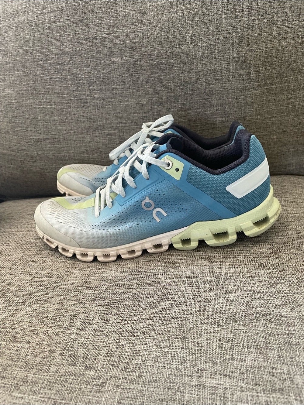 On Cloud Cloudflow Swiss Engineering women’s 8 mesh upper running sneakers blue